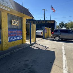 Exterior photo of Gonzalez Auto Repair - San Antonio, Texas Exterior photo of Gonzalez Auto Repair - San Antonio, Texas