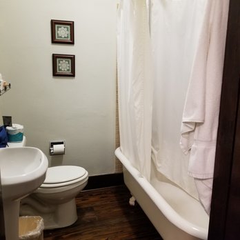 Hotel Limpia - Bathroom of room 12 Orchard House - Hotels Near Me - Fort Davis, Texas Hotel Limpia - Bathroom of room 12 Orchard House - Hotels Near Me - Fort Davis, Texas