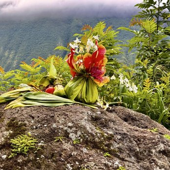 Waipio Valley Shuttle - Sacred offering rock as you enter the valley - Tours Near Me - Honokaa, Hawaii