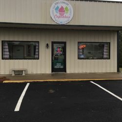 Deb's Curbside Cupcakes - Front of the store.