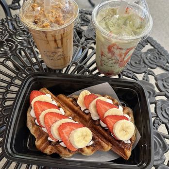 Cafe Du Bliss - Strawberry banana croffles - Cafes Near Me - Austin, Texas