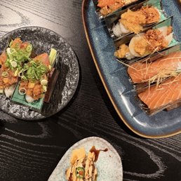 Salmon handroll Salmon handroll