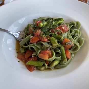 Broadway Grill - Spinach Fettuccine with Asparagus and Heirloom Tomatoes - American Near Me - Burlingame, California Broadway Grill - Spinach Fettuccine with Asparagus and Heirloom Tomatoes - American Near Me - Burlingame, California