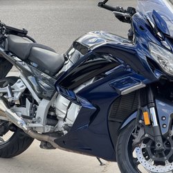 R&S Kawasaki/KTM/Sea-Doo/Suzuki/Can-Am/Yamaha - Custom 2021 Yamaha FJR1300ES. Stock liquid graphite and custom 2022 cobalt blue metallic front wrap.