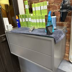 Benny's Barbershop