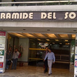 Galería Prámidel del Sol - Fachada del lugar, donde se pueden apreciar algunos de sus servicios