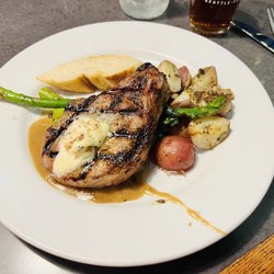 Kahootz Steak & Alehouse - Excellent pork chop.