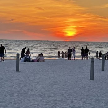 Island Shuttles - Your favorite beverage or meal on Holmes Beach at Sunset - Airport Shuttles Near Me Island Shuttles - Your favorite beverage or meal on Holmes Beach at Sunset - Airport Shuttles Near Me