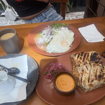 La Carmelita - chilaquiles and grilled burrito - Food Trucks Near Me - Tijuana, BCN La Carmelita - chilaquiles and grilled burrito - Food Trucks Near Me - Tijuana, BCN