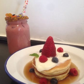 Tropical - Special pancake with garden of delight smoothie - Cocktail Bars Near Me - Barcelona, B Tropical - Special pancake with garden of delight smoothie - Cocktail Bars Near Me - Barcelona, B