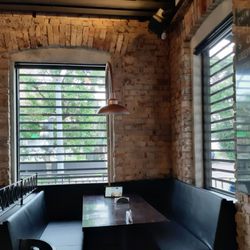 New York Café - Os booths tem tomadas na parede. As mesas da parede, no deck externo também.