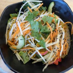 Rendezvous - Thai curry bowl with tofu and yellow curry (vegan)