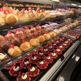 Bachmann - Wide selection of pastries - Bakeries Near Me - Luzern, LU