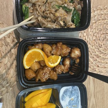 Siam Station - Pad See Ew Beef Orange chicken Mango Sticky Rice - Thai Near Me - Irvine, California Siam Station - Pad See Ew Beef Orange chicken Mango Sticky Rice - Thai Near Me - Irvine, California