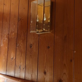 Bluebird Cottage Inn - A thick layer of dust on the wall just above the bed. - Hotels Near Me - Idyllwild, California Bluebird Cottage Inn - A thick layer of dust on the wall just above the bed. - Hotels Near Me - Idyllwild, California