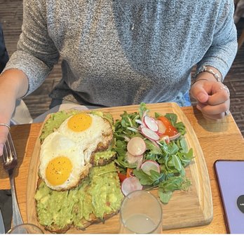 801 Restaurant & Bar - Avocado Breakfast Toast Brunch - Bars Near Me - Washington, DC, District of Columbia