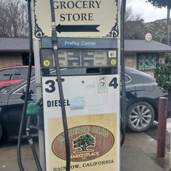 Rainbow Oaks Country Plaza - Old school pump