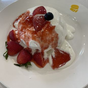 Fluffy Fluffy Dessert Cafe - Strawberry Soufflé - Desserts Near Me - Buford, Georgia