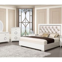 Market Furniture - Paterson - Vivaldi White Queen Upholstered Bed. Sale:$ 1159.99.Take an EXTRA 20% OFF with our Coupon when you buy ONLINE.