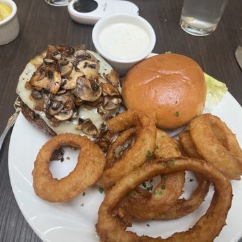 Gold Bison Grill - Bison burger with mushrooms and sautéed onions - American Near Me - Rapid City, South Dakota Gold Bison Grill - Bison burger with mushrooms and sautéed onions - American Near Me - Rapid City, South Dakota