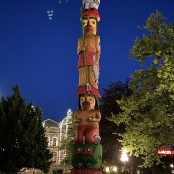 Inner Harbour - Totem in front of the Legislative Assembly of BC - Landmarks & Historical Buildings Near Me Inner Harbour - Totem in front of the Legislative Assembly of BC - Landmarks & Historical Buildings Near Me