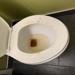 Quality Inn - Rusty leak from the ceiling