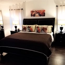 Little Frontier Resort - Master with a king size bed and bath