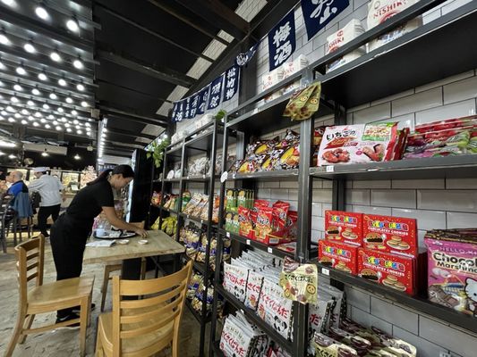Momi Market by null