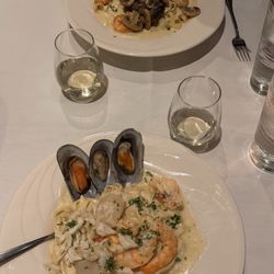 Tenderloin & shrimp nest with fettuccine/ seafood fettuccine