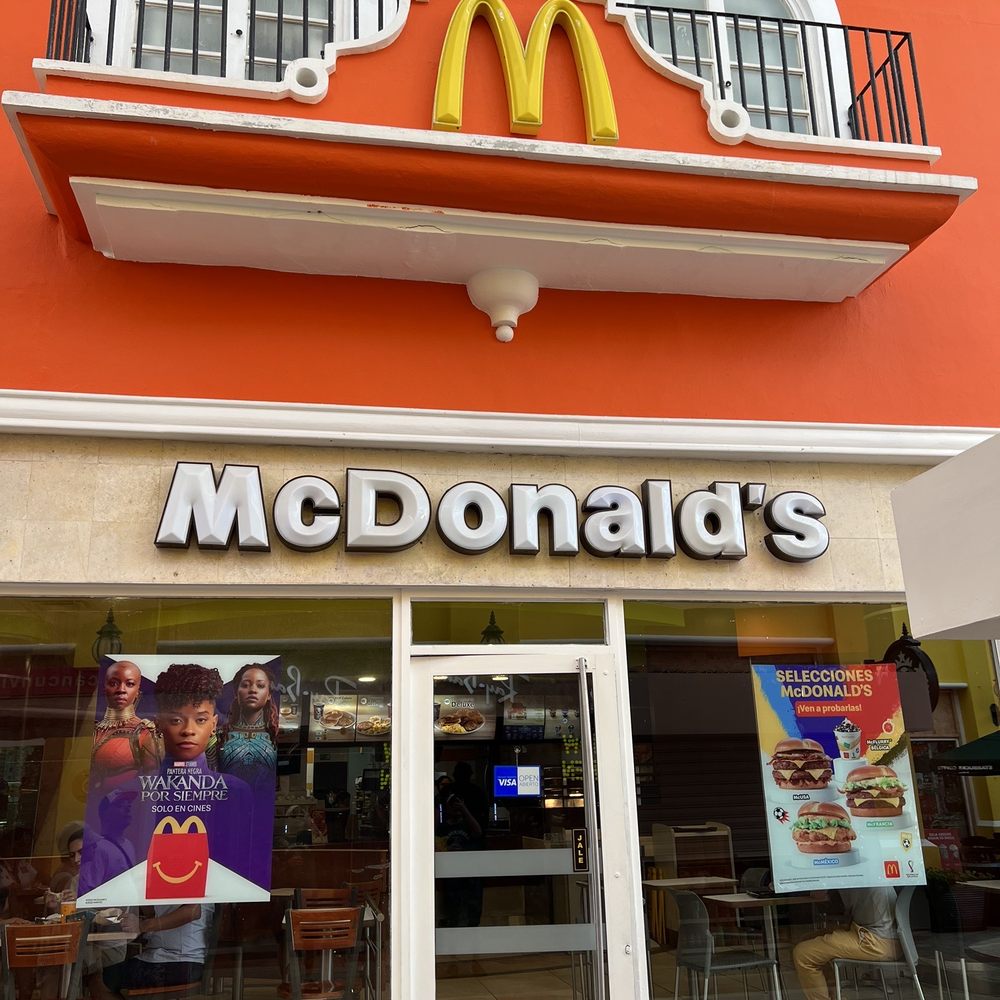 McDonald's - McDonald's - storefront located at La Isla Cancun Shopping Village - Burgers Near Me - Cancún, ROO McDonald's - McDonald's - storefront located at La Isla Cancun Shopping Village - Burgers Near Me - Cancún, ROO