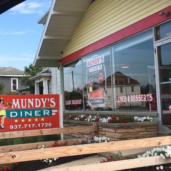 Mundy's Diner - a wooden bench in front of a restaurant - Breakfast & Brunch Near Me - Springfield, Ohio