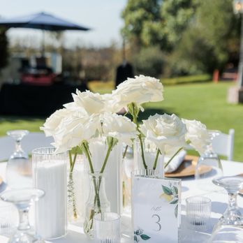 HCD Weddings & Events - Centerpieces with trendy single bud vases - Wedding Planning Near Me HCD Weddings & Events - Centerpieces with trendy single bud vases - Wedding Planning Near Me