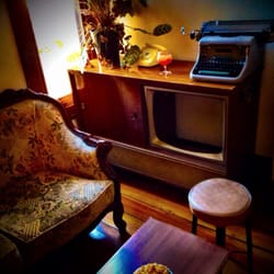The Little Guy - The upstairs lounge area. Feels like home. Welcoming!