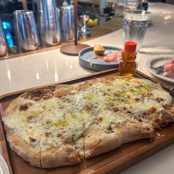 Botanico Waikiki - Quattro Formaggi and Honey - Mediterranean Near Me - Honolulu, Hawaii