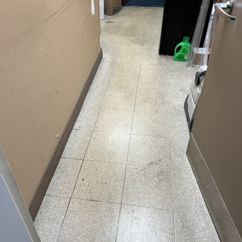 Quality Inn - Dirty, outdated, smells. This is one wall and floor in hallway - Hotels Near Me - Dry Ridge, Kentucky Quality Inn - Dirty, outdated, smells. This is one wall and floor in hallway - Hotels Near Me - Dry Ridge, Kentucky