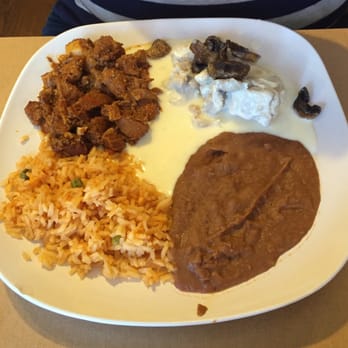 Mis Antojos - Chicken and mushrooms, asado de puerco, rice and beans.  One of their daily specials for $8. Includes dessert and tortillas. - American Near Me - Mission, Texas