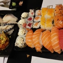 Sumo - De izquierda a derecha: Makis de mostaza y miel, nigiris de pez mantequilla (NO!!!), tartar de salmón, y makis/nigiris variados a la derecha