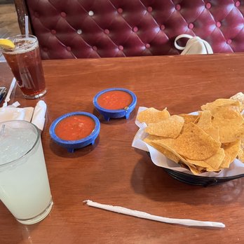 San Miguel Mexican Grill - Complimentary chow and salsa, and good unsweet tea and lemonade we ordered. - Mexican Near Me - Apopka, Florida San Miguel Mexican Grill - Complimentary chow and salsa, and good unsweet tea and lemonade we ordered. - Mexican Near Me - Apopka, Florida