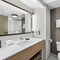 Spark by Hilton Bardstown - Guest room bath