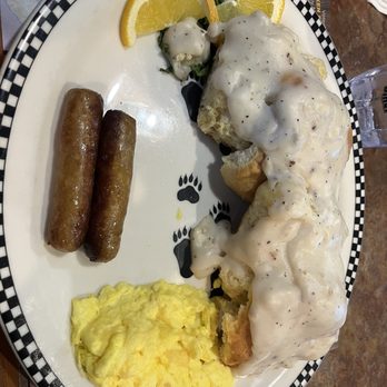 Black Bear Diner St Charles - 2 Biscuits & Gravy (1200 cals.) - Diners Near Me - St.Charles, Missouri