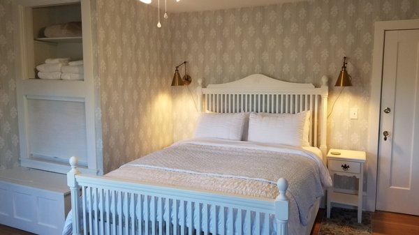 Accomodations - The historic Hambleton House Bed and Breakfast has reopened under new ownership. We have given the home a fresh new look that we hope you'll enjoy. Accomodations - The historic Hambleton House Bed and Breakfast has reopened under new ownership. We have given the home a fresh new look that we hope you'll enjoy.
