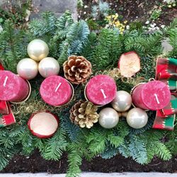 A und Z Blumen - Adventsgesteck für 20€ statt der üblichen 40€ hat auch die 5 Wochen bis Weihnachten gehalten.