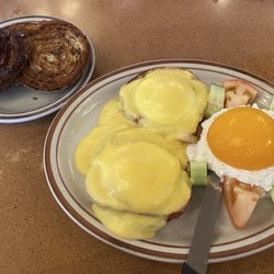 Johnel's Restaurant - Benny & pecan roll