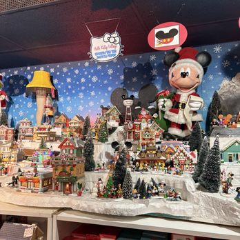 Kris Kringl - disney christmas town - Holiday Decorations Near Me - Leavenworth, Washington