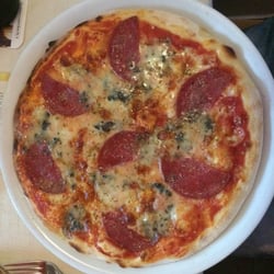 Amore e Gusto - Pizza Salami mit Gorgonzola und Mozzarella