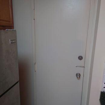 Q 24/7 Lock Service - The door that needed new hinges. - Keys & Locksmiths Near Me Q 24/7 Lock Service - The door that needed new hinges. - Keys & Locksmiths Near Me
