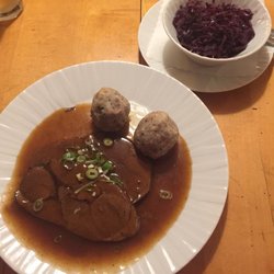 Gaststätte Schäffler - Braten aus der Gamskeule mit Brezn-Maronenknödeln und Blaukraut