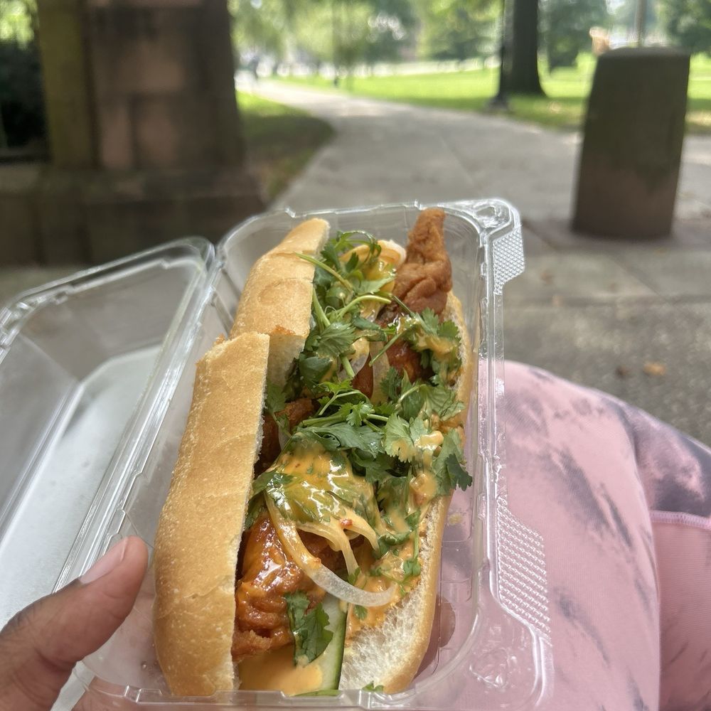Banh mi salmon
