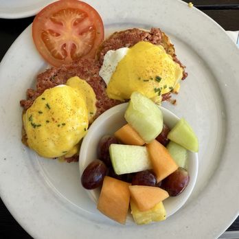 Bea Bea's - Corned Beef Hash Benedict - Coffee & Tea Near Me - Burbank, California