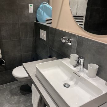 Hotel Metropol - Bath with rain-shower - Hotels Near Me - Munich, BY Hotel Metropol - Bath with rain-shower - Hotels Near Me - Munich, BY